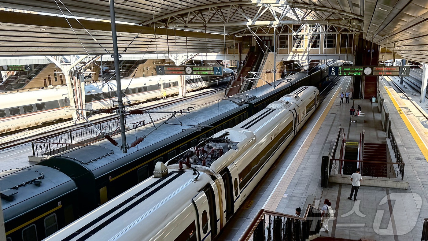 김정은 북한 노동당 총비서가 중국 '전승절'(항일전쟁 및 반파시스트 전쟁 승리) 80주년 행사 참석차 방중이 임박한 1일 오후 중국 베이징역에 열차들이 정차해 있다. 정부 소식통에 따르면 김 총비서는 이날 평양에서 전용 열차를 타고 중국 베이징으로 향할 가능성이 크다. 2025.9.1/뉴스1 ⓒ News1 김일창 기자