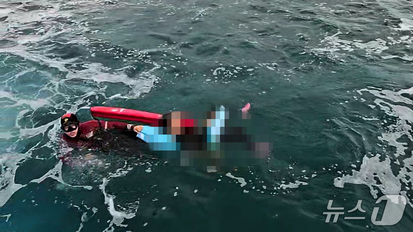 속초해경, 표류자 구조.(속초해경 제공, 재판매 및 DB금지)