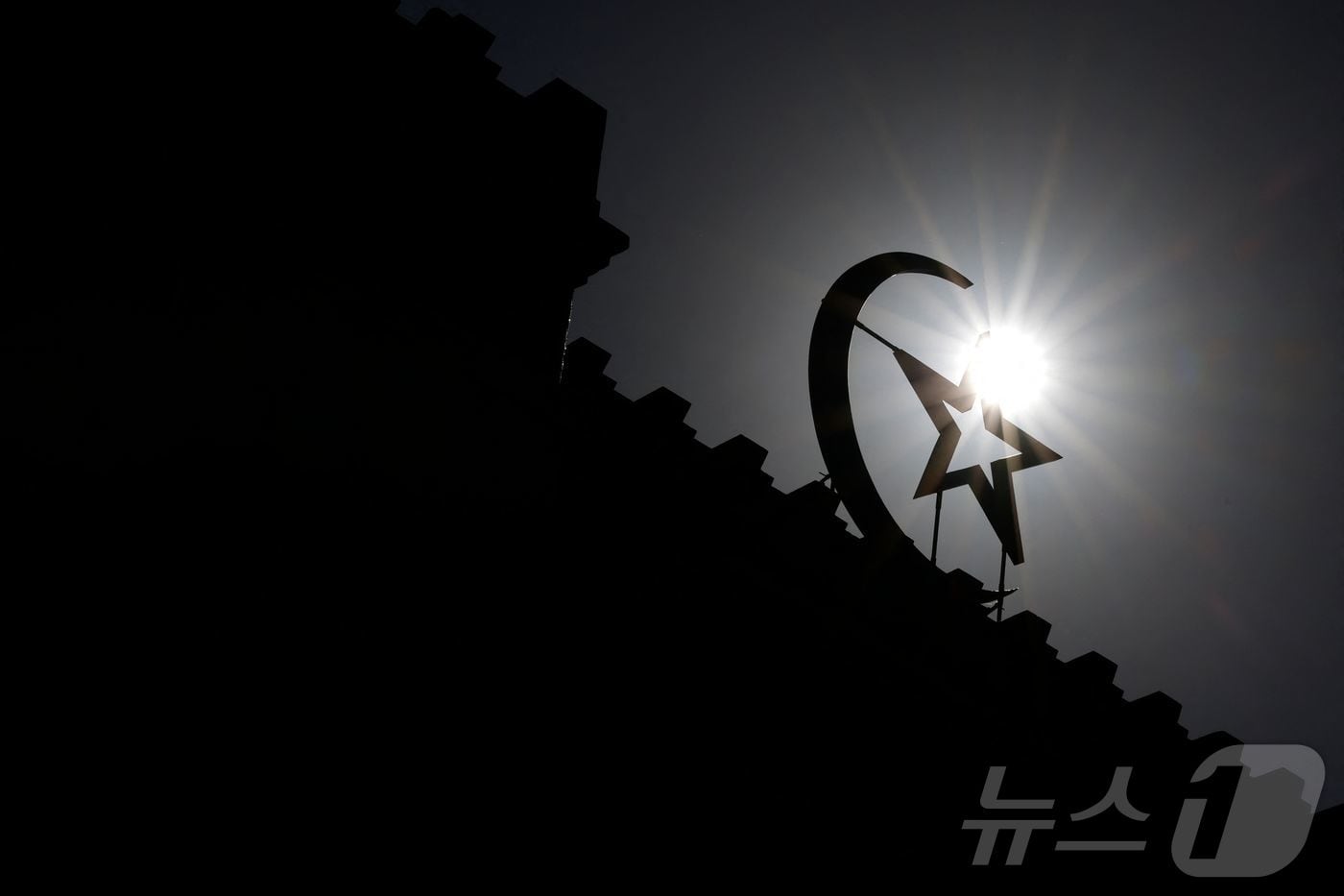 9일(현지시간) 늦은 아침 햇살 속 파리 그랑모스크(파리 대모스크) 입구를 장식한 별과 초승달 문양.ⓒ AFP=뉴스1