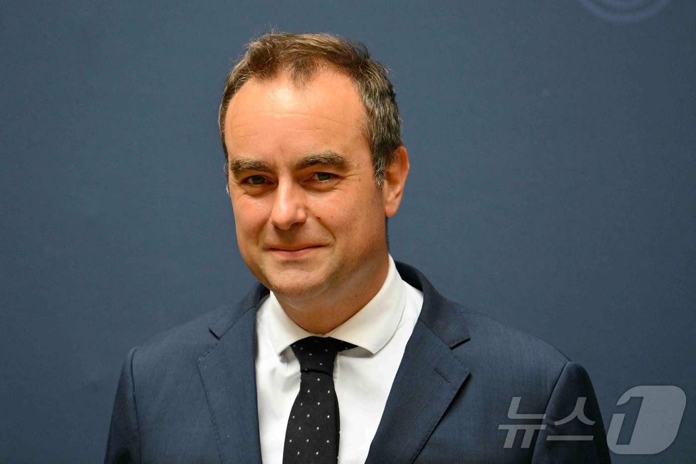 프랑스 국방장관 세바스티앵 르코르뉘가 2025년 5월 16일 로마에서 열린 ‘유럽 5개국(E5) 국방장관 회의’에 참석해 기념사진 촬영에 임하고 있다. 프랑스 대통령 에마뉘엘 마크롱은 2025년 9월 9일, 르코르뉘 국방장관을 신임 총리로 임명했다고 엘리제궁이 발표했다. ⓒ AFP=뉴스1