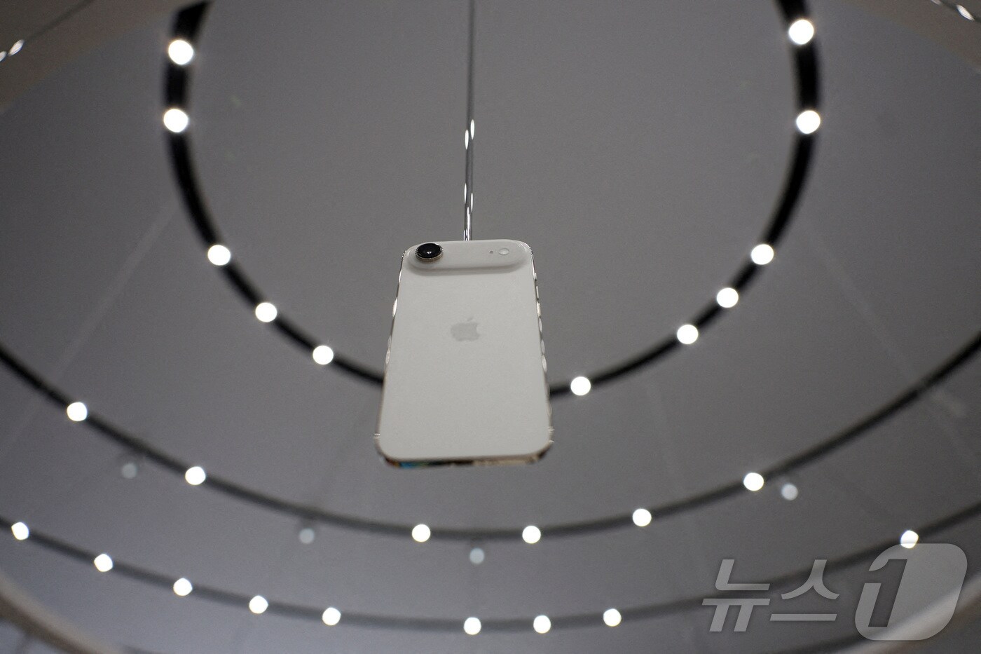 애플이 10일(한국시간) 미국 캘리포니아주 쿠퍼티노 애플 파크 에서 아이폰17 시리즈 아이폰 에어를 공개하고 있다. 애플은 이날 행사에서 아이폰17 시리즈 4개 제품과 차세대 에어팟, 애플워치 등을 공개했다. 2025.9.10 ⓒ 로이터=뉴스1