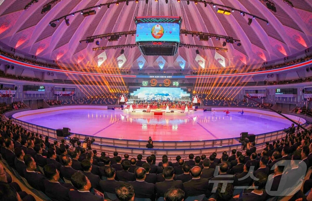 &#40;평양 노동신문=뉴스1&#41; = 북한 노동당 기관지 노동신문은 정권수립 77주년 경축공연이 9일 빙상관에서 진행됐다고 10일 보도했다. [국내에서만 사용가능. 재배포 금지. DB 금지. For Use Only in the Republic of Korea. Redistribution Prohibited] rodongphoto@news1.kr