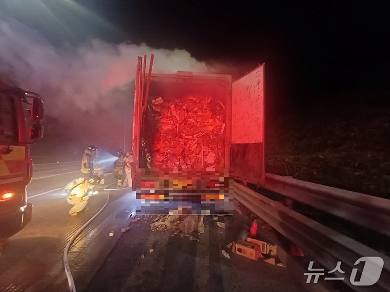  천안논산고속도로 윙바디 화재 현장. (천안동남소방서 제공, 재판매 및 DB금지) / 뉴스1