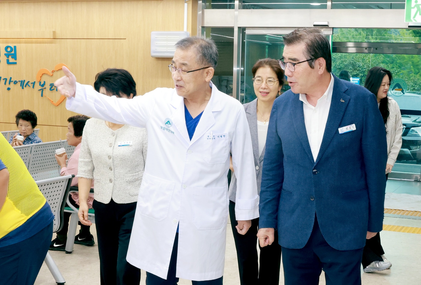 김동일 시장(오른쪽)이 보령아산병원을 찾아 시설을 둘러보고 있다.(보령시 제공. 재판매 및 DB금지)/뉴스1