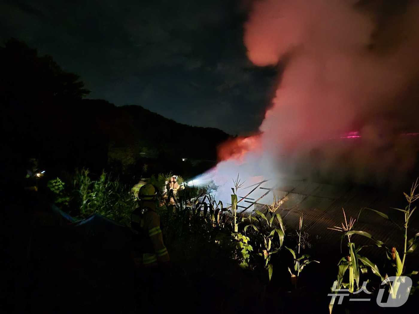 지난 9일 오후 8시 11분쯤 강원 홍천군 영귀미면 한 단독주택에서 난 불이 2시간여 만에 진화됐다. (강원도소방본부 제공. 재판매 및 DB금지) 2025.9.10/뉴스1