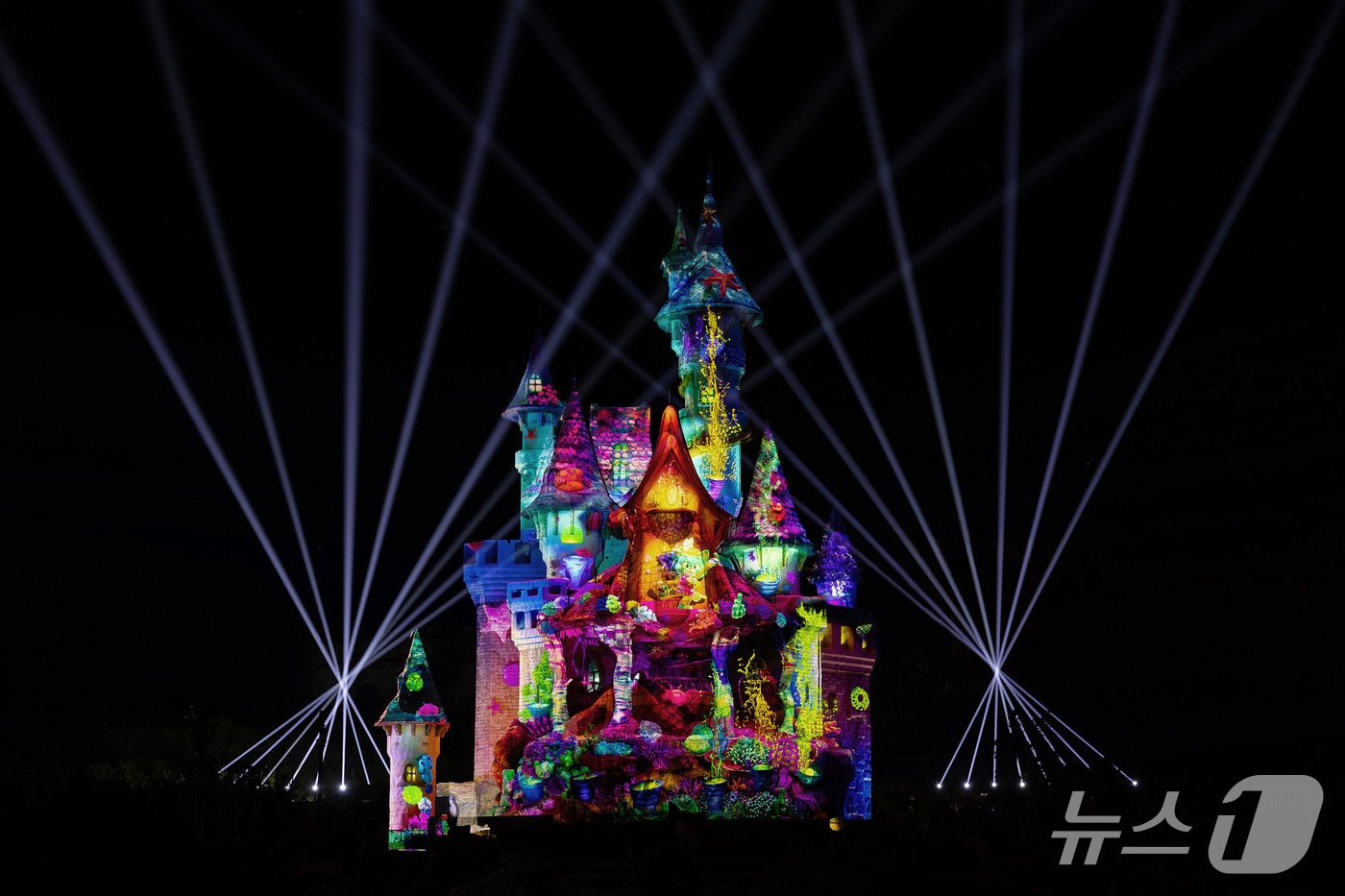 롯데월드 어드벤처 부산 멀티미디어 맵핑쇼 글로리 라이츠. (롯데월드 어드벤처 부산 제공. 재판매 및 DB 금지)