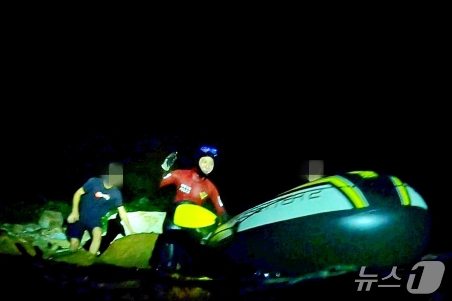 9일 해경이 거제 윤돌섬에서 고립자를 구조하고 있다.(통영해경 제공. 재판매 및 DB금지)