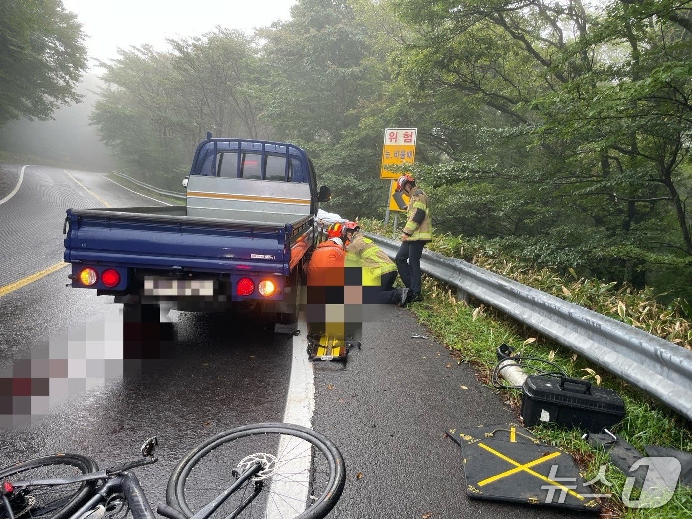  10일 오전 제주 1100도로에서 1톤 트럭과 자전거가 충돌하는 사고가 발생해 자전거를 몰던 50대가 심정지 상태로 병원으로 이송됐다.
