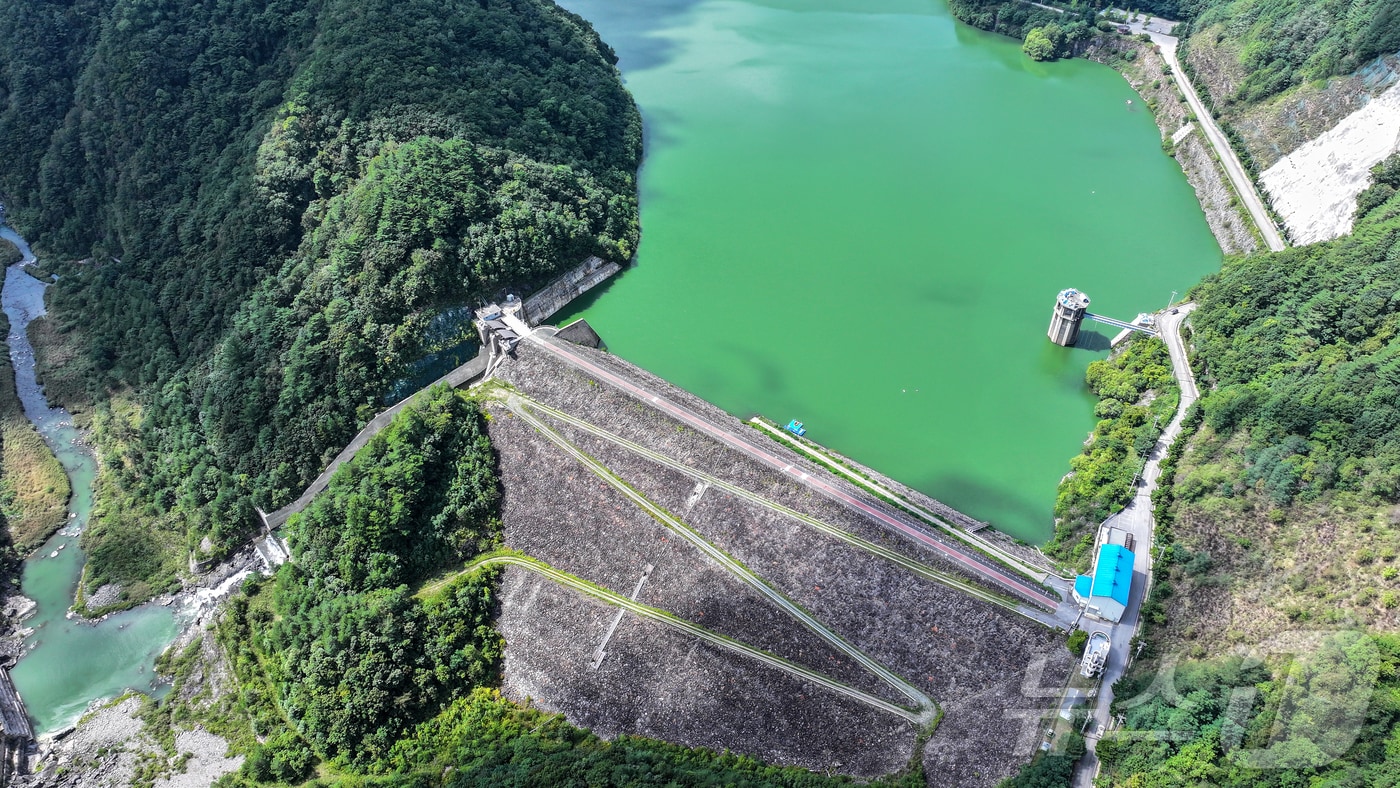 지난 10일 강원 평창군 대관령면 도암댐에 초록빛 물이 차 있다. 환경부와 강릉시가 가뭄 해소를 위해 도암댐 물을 비상 방류해 한시적으로 생활용수로 쓰기로 했다.  &#40;뉴스1 DB&#41;ⓒ News1 김진환 기자