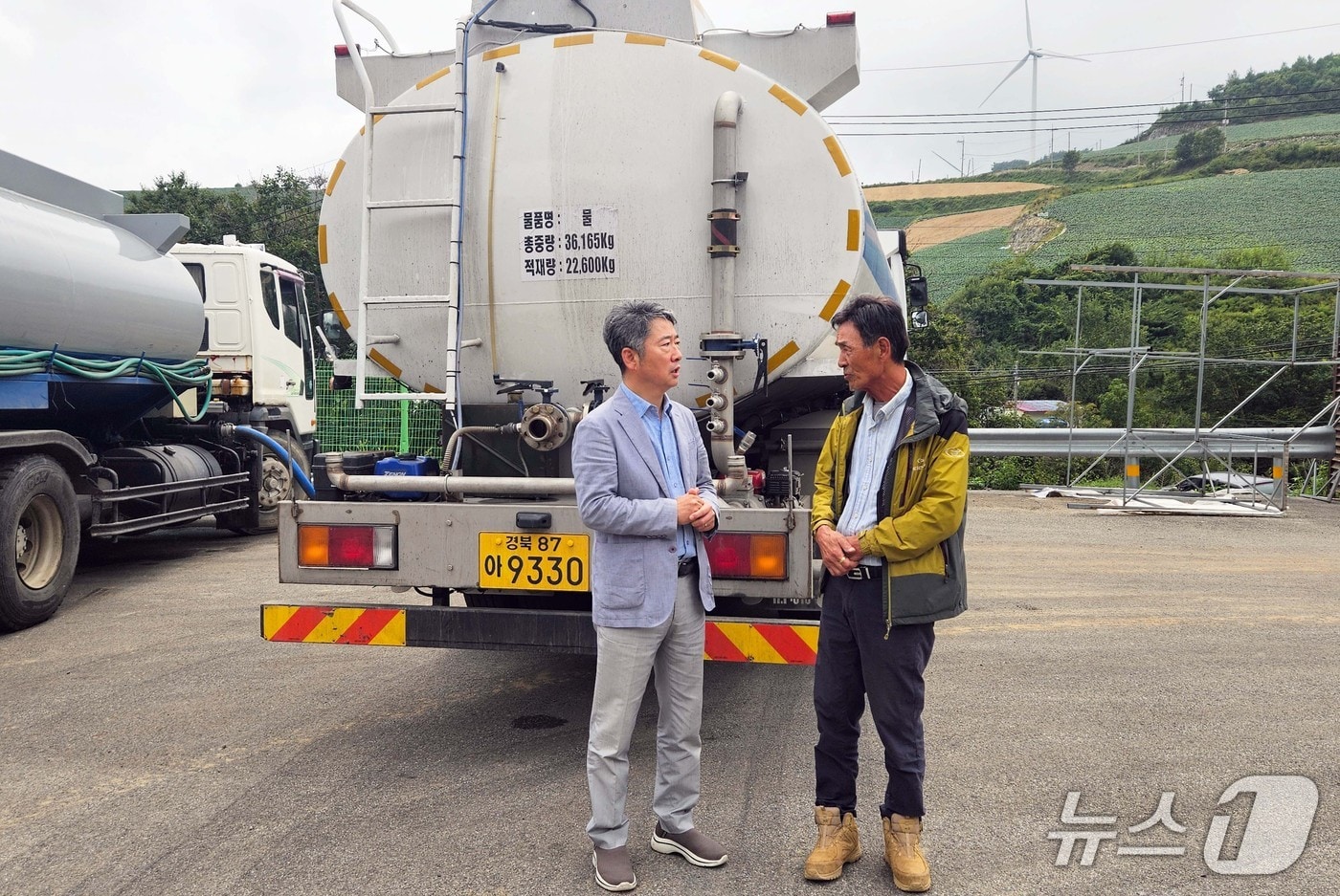 이상용 대아청과 대표(사진 왼쪽)가 직접 현장을 방문해 강릉 안반데기마을 관계자와 현지 실태를 살피는 모습. (호반그룹 제공) 뉴스1 ⓒ News1