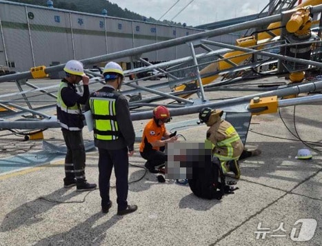 10일 울산 동구 방어동 염포부두에서 해상 크레인이 쓰러져 작업자 2명이 중경상을 입는 사고가 발생했다.(울산소방 제공. 재판매 및 DB금지)/뉴스1