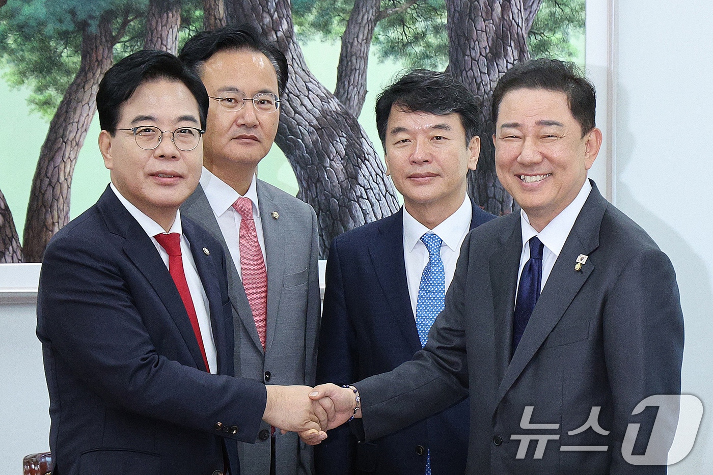 김병기 더불어민주당 원내대표와 송언석 국민의힘 원내대표가 10일 오후 서울 여의도 국회에서 원내대표 회동을 하고 있다. 왼쪽부터 송 원내대표, 유상범 원내수석, 문진석 원내수석, 김 원내대표. 2025.9.10/뉴스1 ⓒ News1 신웅수 기자