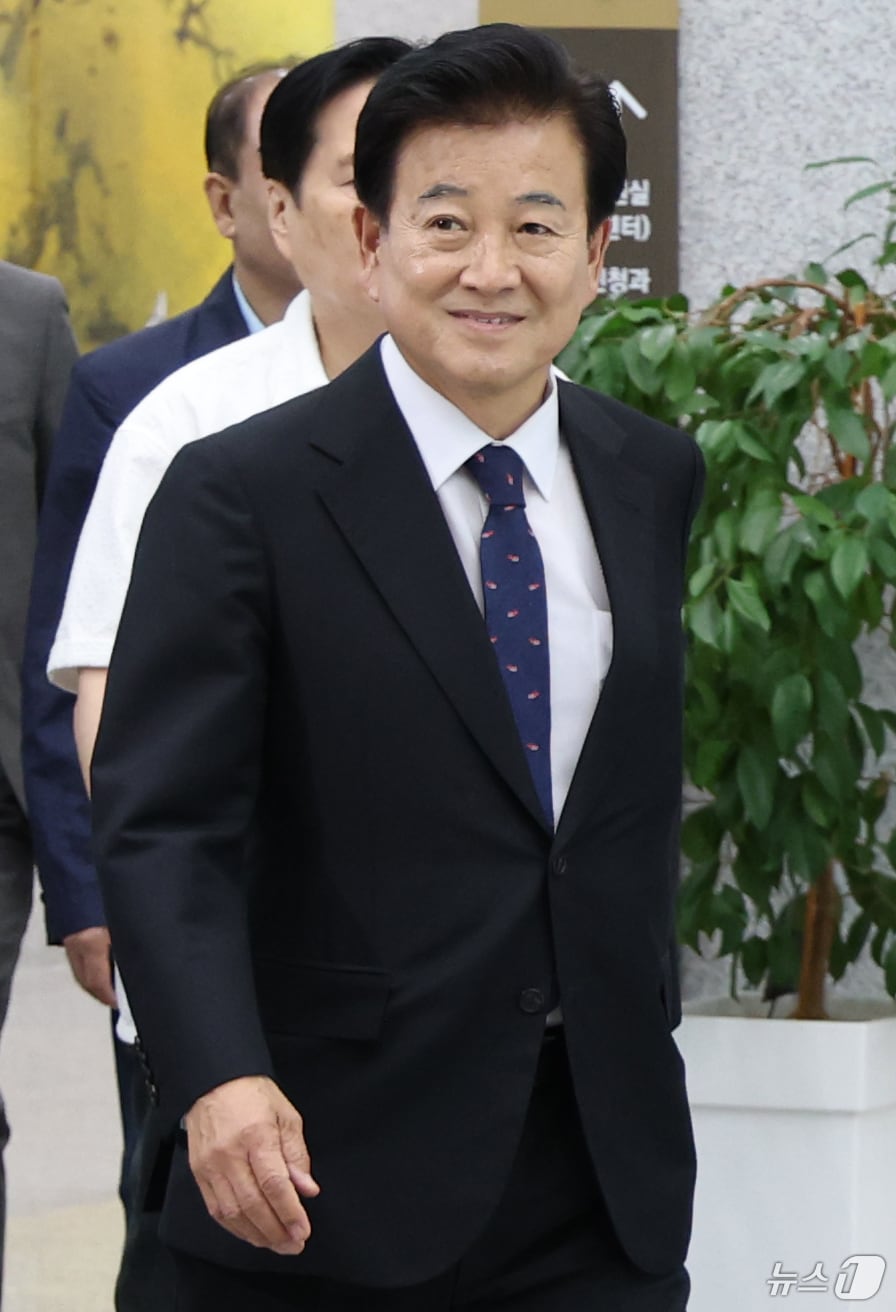 정동영 통일부 장관이 10일 전북 전주시 전주지법에서 열린 공직선거법 위반 항소심 선고 공판에 출석하며 법정으로 향하고 있다. 2025.9.10/뉴스1 ⓒ News1 유경석 기자