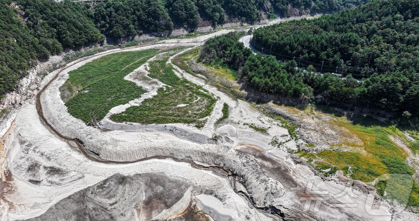 10일 오후 강원 강릉시 오봉저수지가 바짝 말라붙어 바닥을 드러내고 있다. 2025.9.10/뉴스1 ⓒ News1 김진환 기자