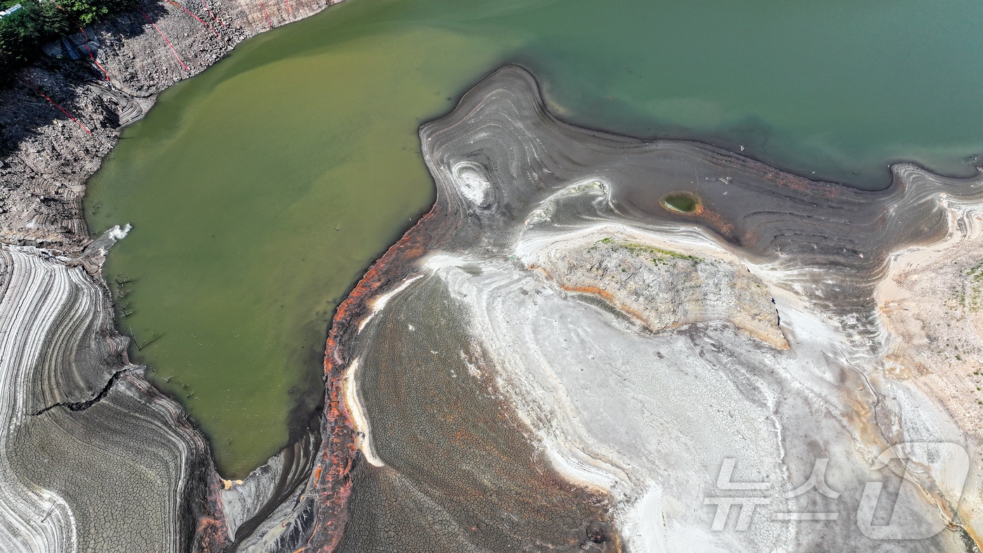 강원 강릉시 오봉저수지가 바짝 말라붙어 바닥을 드러내고 있다. ⓒ News1 김진환 기자