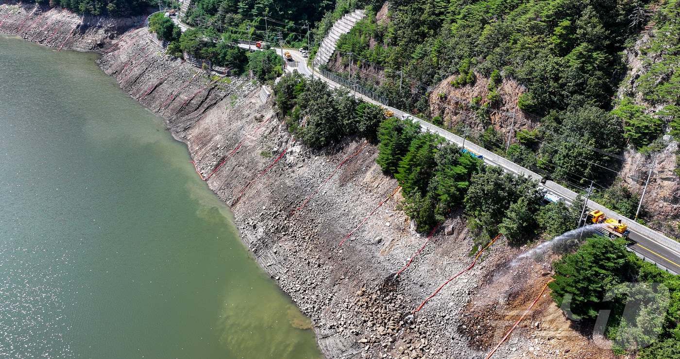 10일 오후 강원 강릉시 오봉저수지에서 육·해·공군과 소방, 전국 지자체 및 기관이 지원한 살수차들이 수위를 높이기 위해 물을 붓고 있다. 2025.9.10/뉴스1 ⓒ News1 김진환 기자