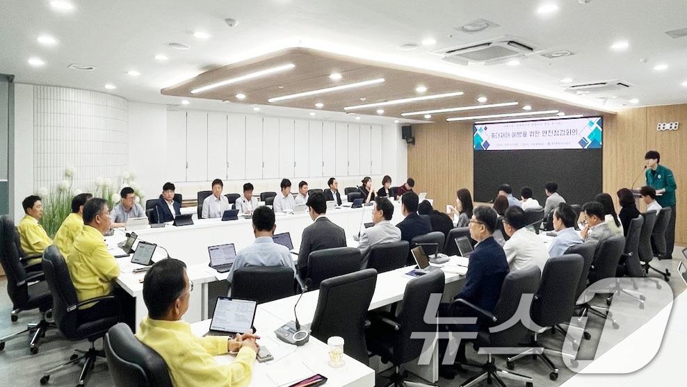 광주도시공사가 9일 오후 '중대재해 예방 긴급 안전점검회의'를 열어 재해 위험 요인 사전 점검과 안전관리 강화 대책을 논의하고 있다.(광주도시공사 제공. 재판매 및 DB 금지) 