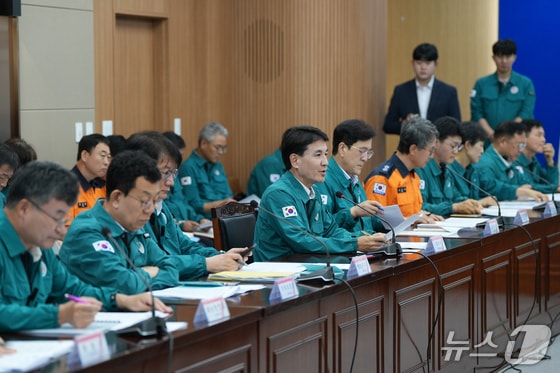 지난 7일 강릉에 있는 제2청사 대회의실에서 &#39;강릉 수자원 확보 긴급 대책회의&#39;가 열렸다.&#40;강원도 제공. 재판매 및 DB금지&#41;/뉴스1