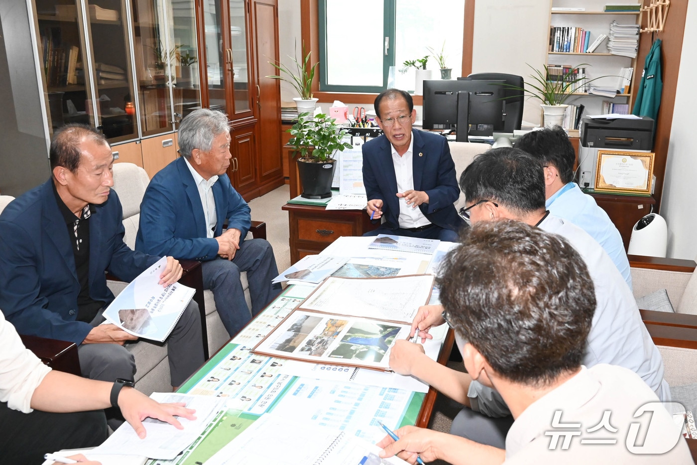 울산시의회 강대길 의원은 10일 울산시로부터 울주군 웅촌면 대복리 오복마을 일원의 ‘자연재해위험개선지구 정비사업&#39; 현황을 청취했다.&#40;울산시의회 제공. 재판매 및 DB금지&#41;/뉴스1