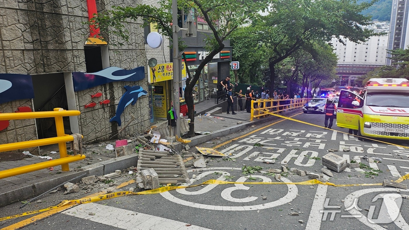 10일 부산 사상구 주례동 가드레일 파편 추락 현장.(부산소방재난본부 제공. 재판매 및 DB 금지)