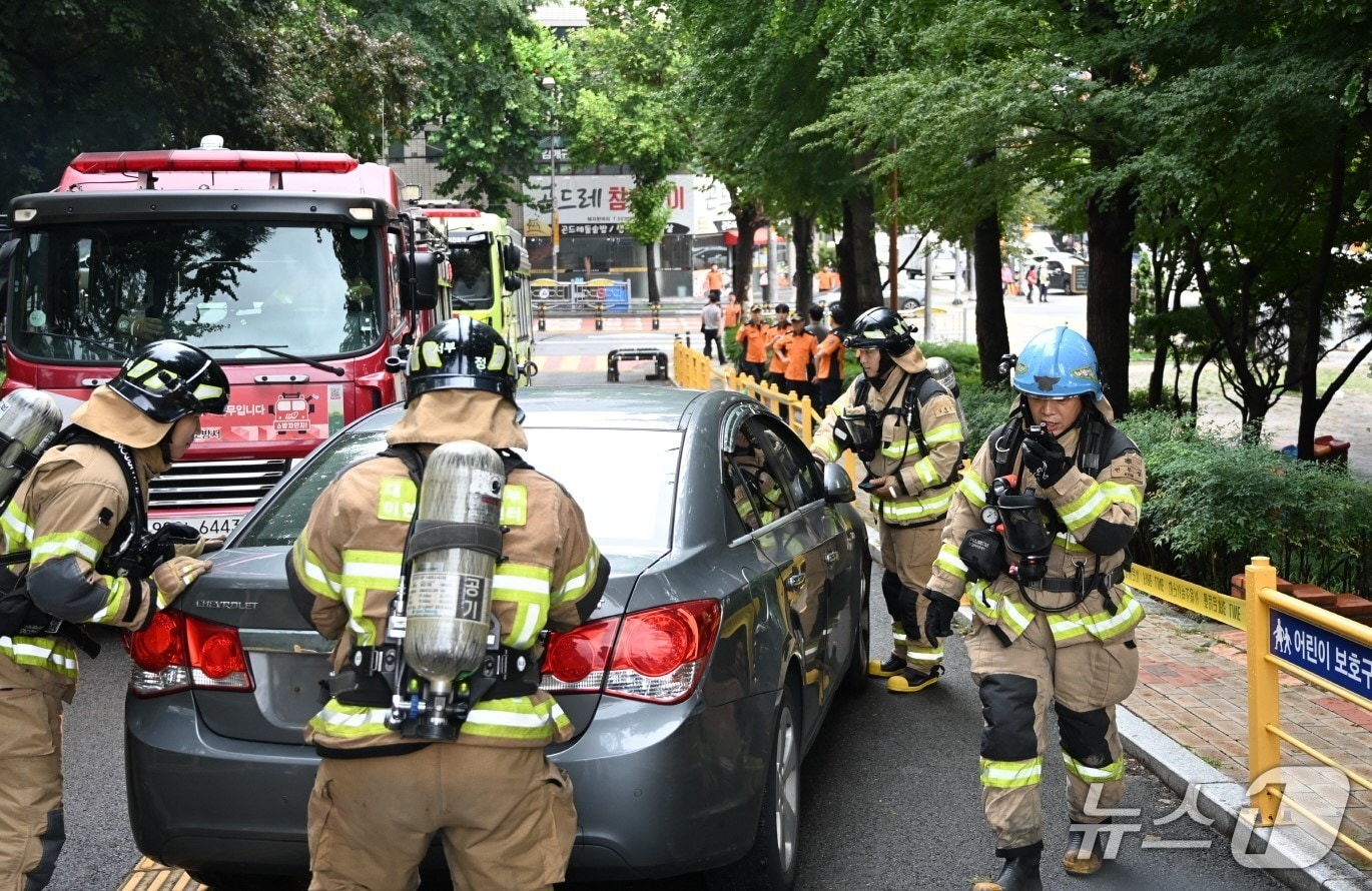 대구소방안전본부가 10일 서구 이현동 중리네거리 일대에서 '긴급출동 통행·활동 방해 차량 강제처분 훈련'을 실시하고 있다. (대구소방본부 제공. 재판매 및 DB 금지) 2025.9.10/뉴스1