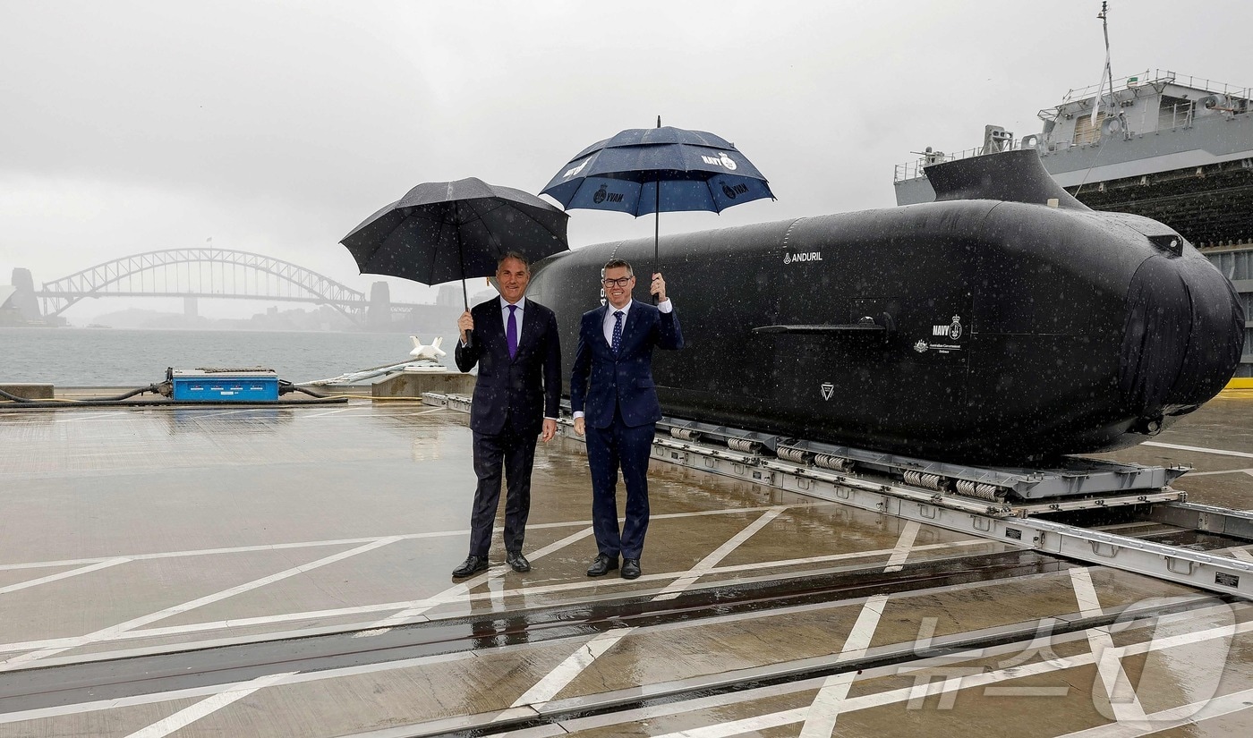 10일(현지시간) 호주 시드니 시드니 해군 기지에서 리처드 말레스 호주 부총리 겸 국방장관(왼쪽)과 팻 콘로이 방산산업 장관이 '고스트 샤크'(Ghost Shark) 앞에 서 있다. 2025.09.10. ⓒ AFP=뉴스1 ⓒ News1 윤다정 기자