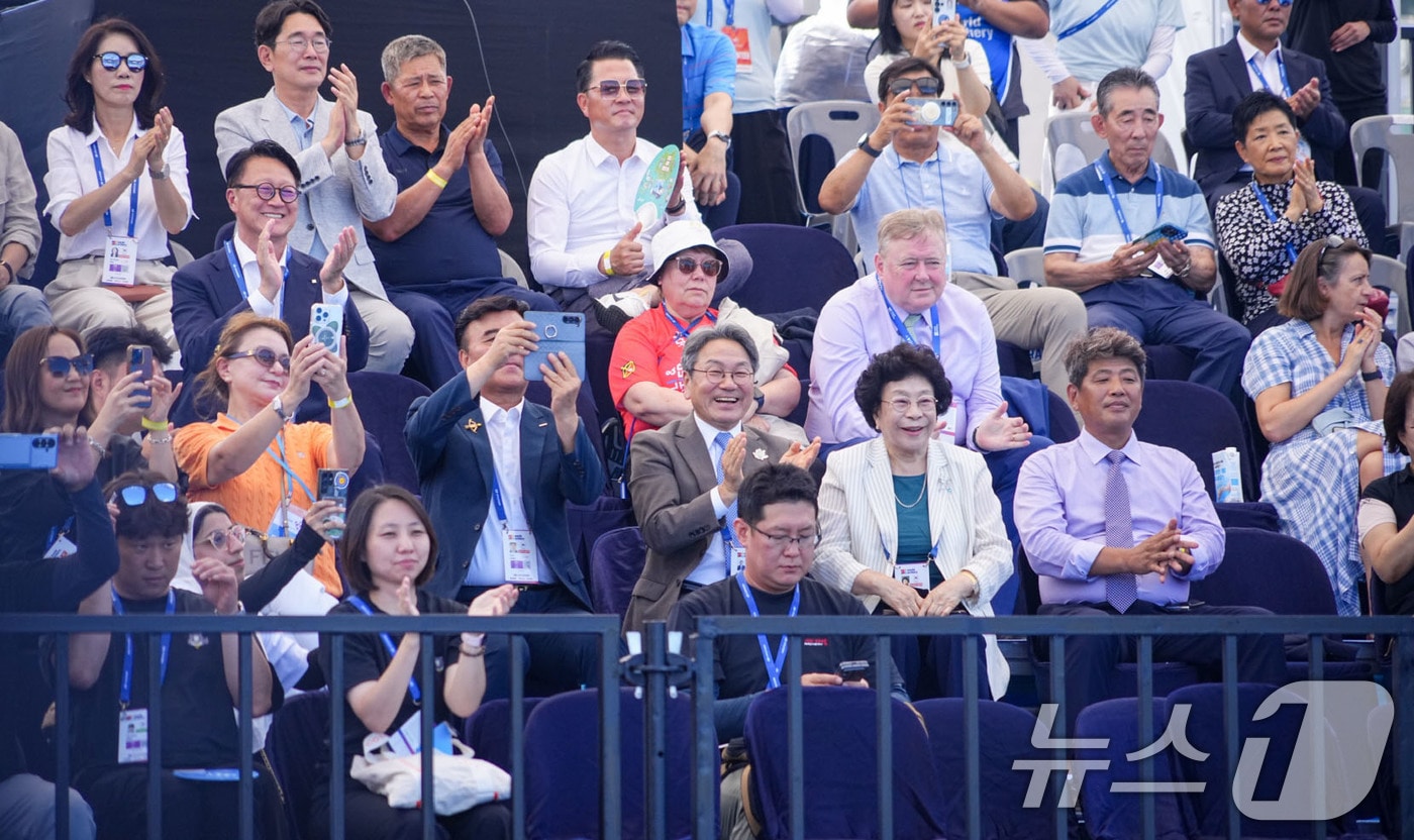 강기정 광주시장이 지난 9월 10일 5·18민주광장 특설경기장에서 열린 '광주 2025 현대세계양궁선수권대회' 리커브 혼성 단체 결승전을 관람하고 있다.(광주시 제공. 재판매 및 DB 금지) 2025.9.10/뉴스1 