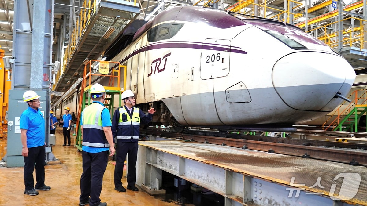 정정래 코레일 사장직무대행(오른쪽)이 10일 광주광역시에 있는 호남철도차량정비단에서 추석대수송을 앞두고 SRT와 KTX 정비현장을 점검하고 있다.(코레일 제공) /뉴스1