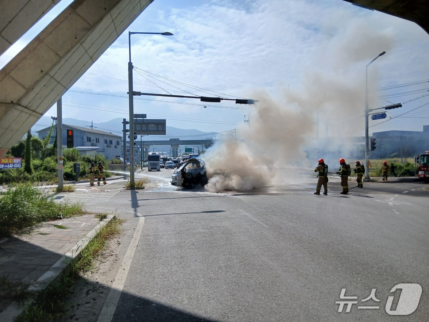 10일 오전 9시32분쯤 충북 음성군 금왕읍 유촌리의 도로를 달리던 1톤 화물차 적재함에서 원인이 확인되지 않은 불이 나 운전자 등 2명이 다쳤다.(음성소방서 제공. 재판매 및 DB금지)/뉴스1