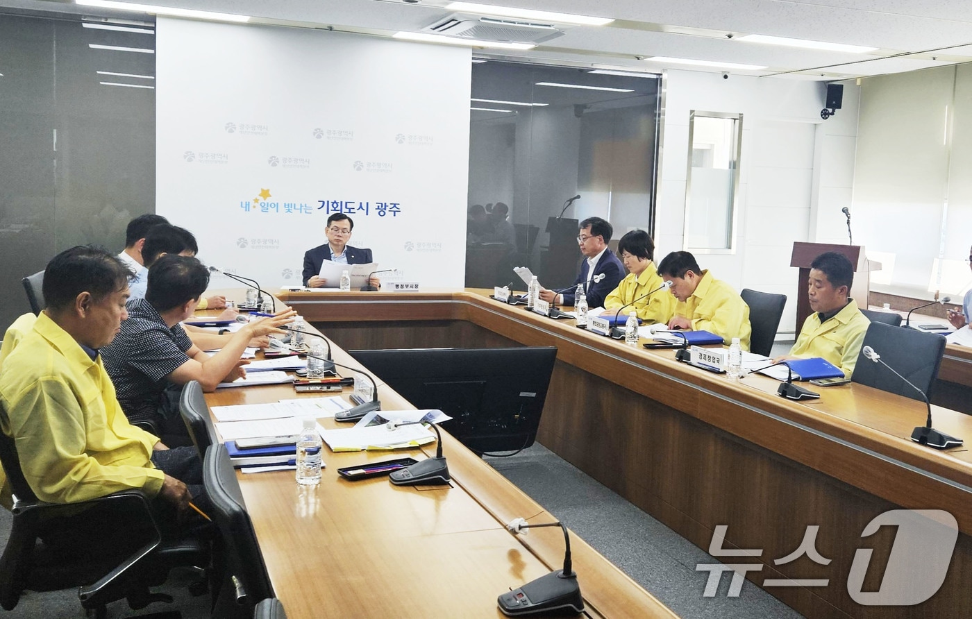 고광완 광주시 행정부시장이 10일 시청 재난안전상황실에서 공공분야 중대재해 예방을 위한 안전 점검 회의를 열고 있다.(광주시 제공. 재판매 및 DB 금지) ⓒ News1 박준배 기자