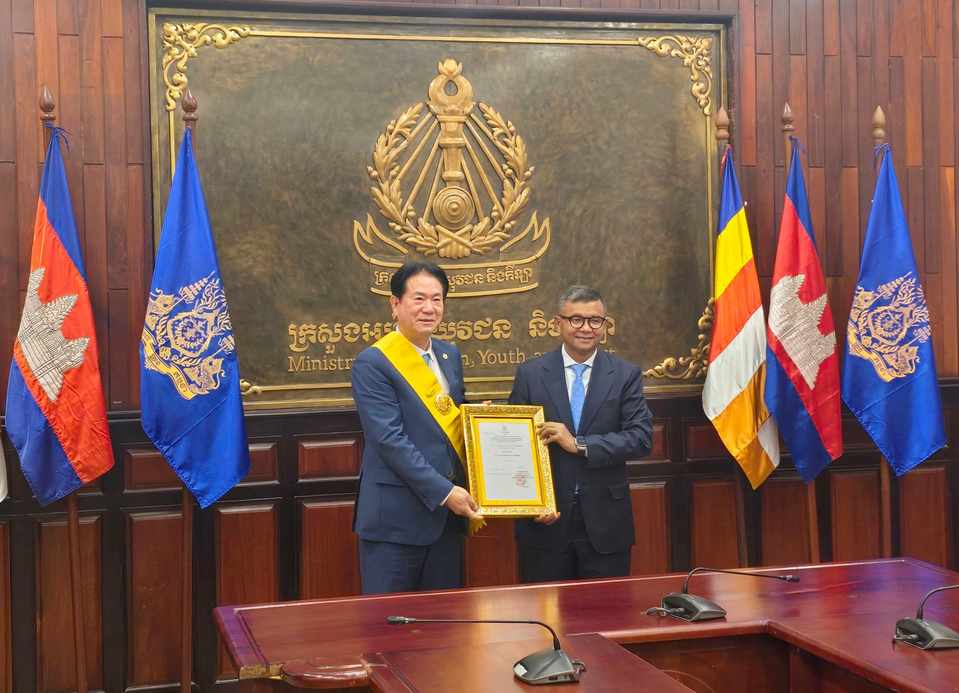 이동섭 국기원장이 캄보디아 국왕 훈장을 받았다. (국기원 제공)