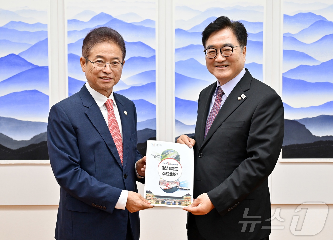 이철우 경북지사는 10일 국회를 찾아 우원식 국회의장, 이학영 부의장, 김병기 더불어민주당 원내대표, 임이자 기획재정위원장 등을 만나 지역 현안 해결과 국비 지원을 요청했다.(경북도 제공,재판매 및 DB 금지) /뉴스1 