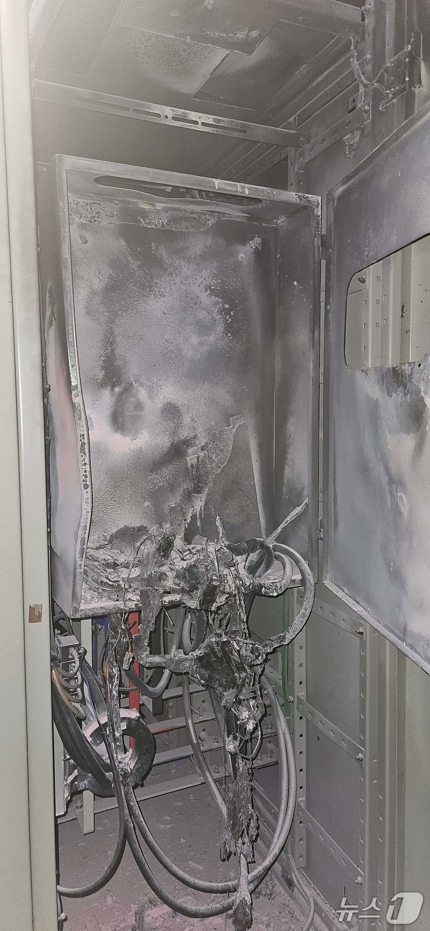 화재가 발생한 전기실.(부산소방본부 제공. 재판매 및 DB금지)