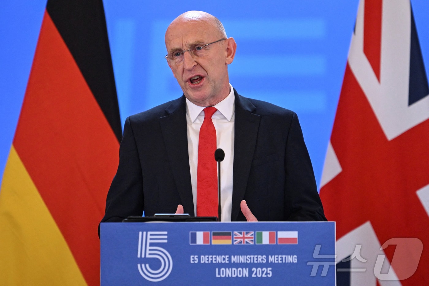 존 힐리 영국 국방장관이 10일(현지시간) 영국 런던에서 열린 유럽 5개국(E5) 국방장관 회의 후 공동 기자회견을 갖고 있다. 2025.9.10. ⓒ 로이터=뉴스1