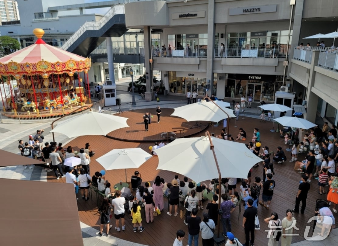 롯데아울렛 이시아폴리스점 오는 12~21일 '메가 쇼킹위크'을 연다. 사진은 지난 6일 이시아폴리스점 1층 광장에서 대구문화예술진흥원과 함께 선보인 이색 문화공연을 고객들이 관람하는 모습.(롯데백화점 제공. 재판매 및 DB 금지)