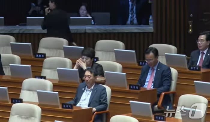 지난 8일 정청래 더불어민주당 대표가 국회 교섭단체 대표연설 때 "노상원 수첩이 성공했으면 나도, 이재명 대통령도 이 세상 사람이 아니었을 것"이라고 말하는 순간 국민의힘 의원석에서 "제발 그리됐으면 좋았을 텐데"라는 말이 나왔다. 민주당은 중계방송 화면에서 송언석 원내대표(맨 뒤 오른쪽)가 관련 발언을 하는 모습이 포착됐다며 '의원직 사퇴'를 요구했다. (국회TV 갈무리) ⓒ 뉴스1