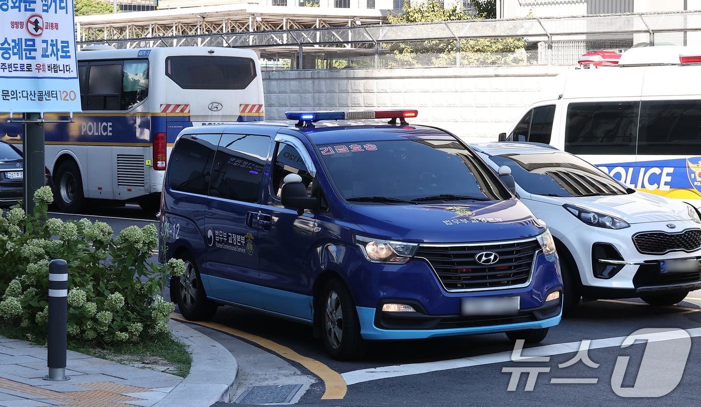 삼부토건 주가조작 의혹 사건의 '키맨'으로 지목된 후 도주한 이기훈 부회장을 태운 호송차가 11일 오전 소환조사를 위해 서울 종로구 광화문에 마련된 김건희 특검팀 사무실로 들어가고 있다. 2025.9.11/뉴스1 ⓒ News1 김성진 기자