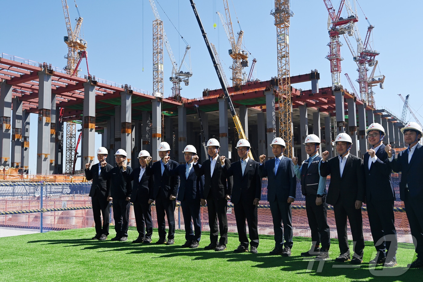 김민석 국무총리가 11일 오전 경기 용인시 처인구 반도체 클러스터 공사현장에서 곽노정 SK하이닉스 CEO를 비롯한 관계자들과 기념촬영을 하고 있다. 2025.9.11/뉴스1 ⓒ News1 청사사진기자단
