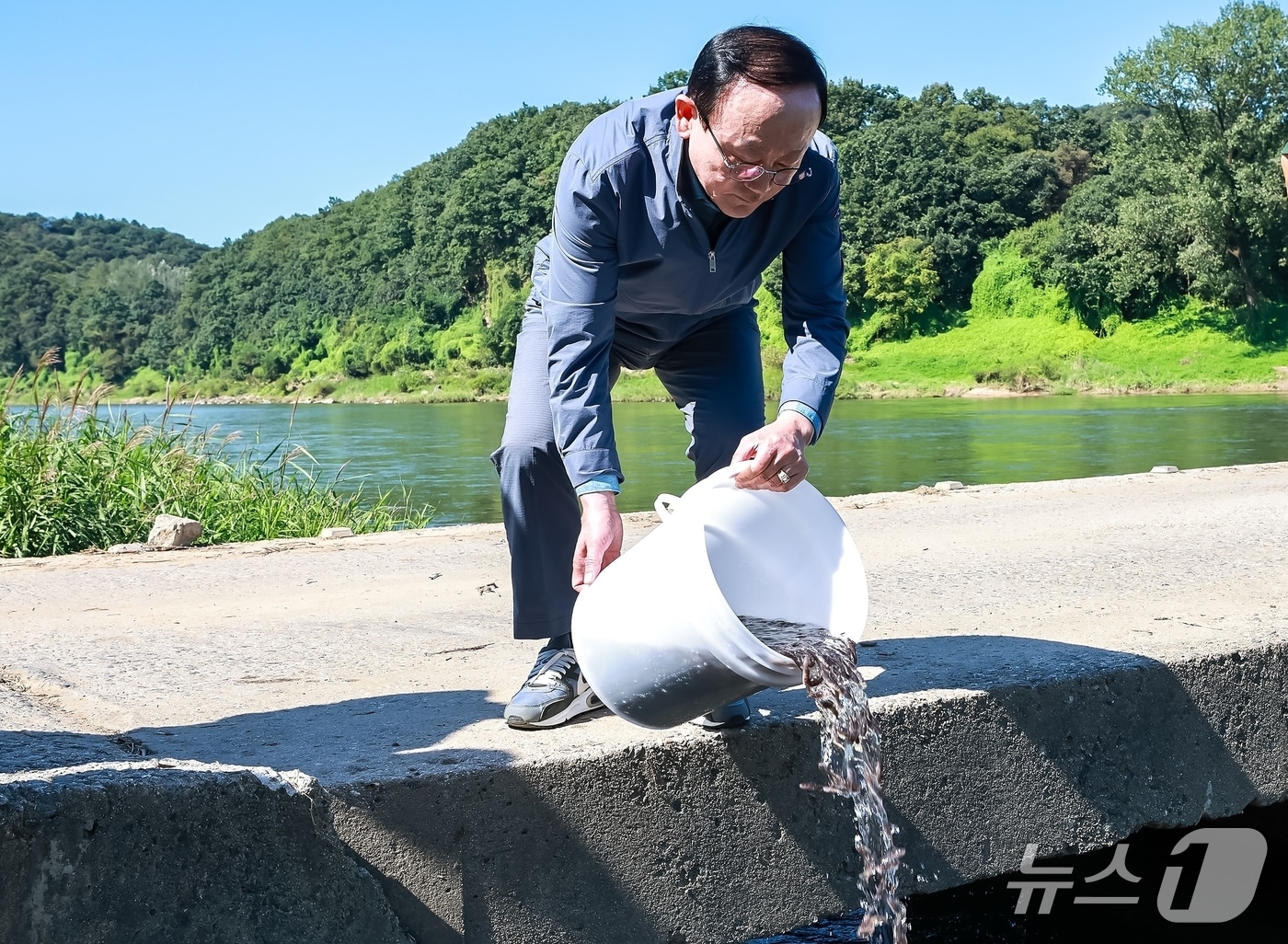 11일 김덕현 연천군수가 한탄강 수역에서 대농갱이 치어를 방류하고 있다. &#40;연천군 제공, 재판매 및 DB금지&#41;