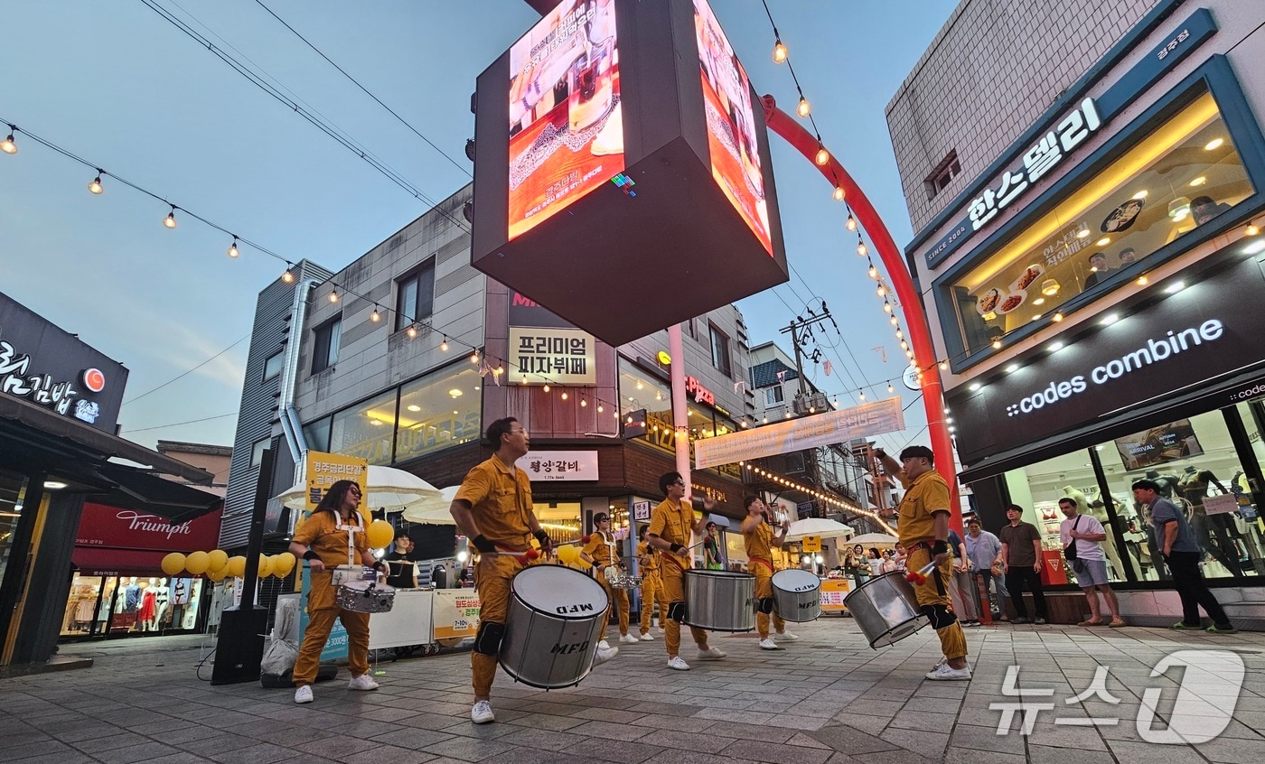 경북 경주시가 지역 상권을 살기기 위해 2022년부터 추진한 '중심 상권 르네상스 사업'이 관광객을 불러모으는데 크게 기여한 것으로 나타났다. (경주시 제공, 재판매 및 DB금자) 2025.9.11/뉴스1