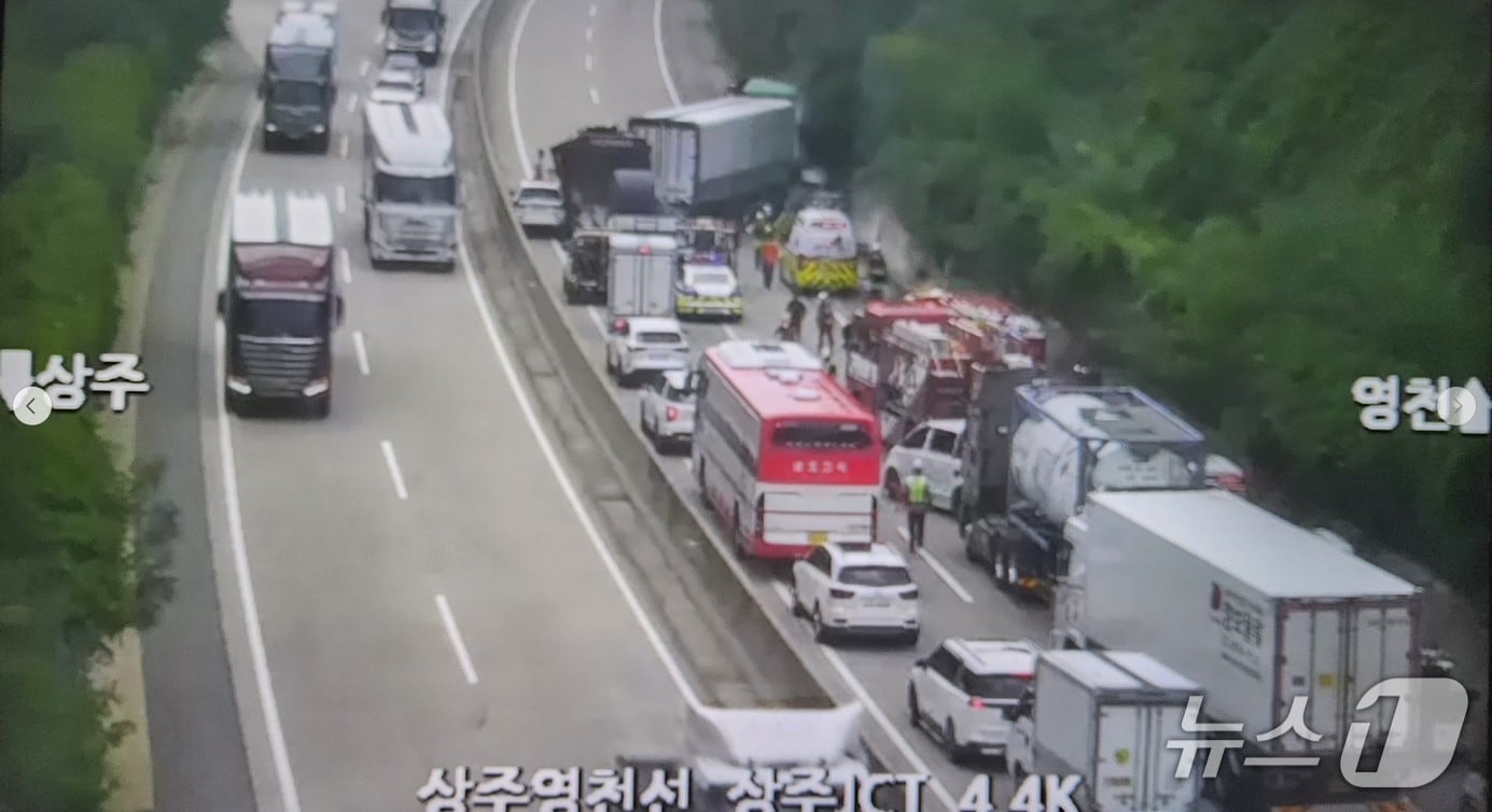 11일 낮 12시16분쯤 경북 상주시 상주영천고속도로 영천방향 4.4㎞ 지점에서 5중 추돌 사고가 발생해 관계 당국이 수습 중이다.&#40;경북소방본부 제공.재판매 및 DB금지&#41;