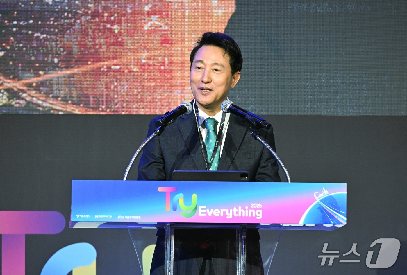 오세훈 서울시장이 11일(목) 동대문디자인플라자(DDP)에서 열린 「트라이 에브리싱 2025」 개막식에서 개회사하고 있다.
