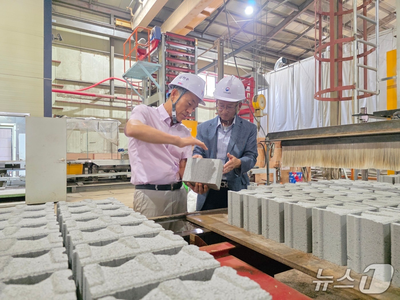 이경원 강원조달청장(사진 오른쪽)은 11일 원주 장성산업 찾아 기업 애로사항을 청취했다.(강원조달청 제공. 재판매 및 DB금지)/뉴스1