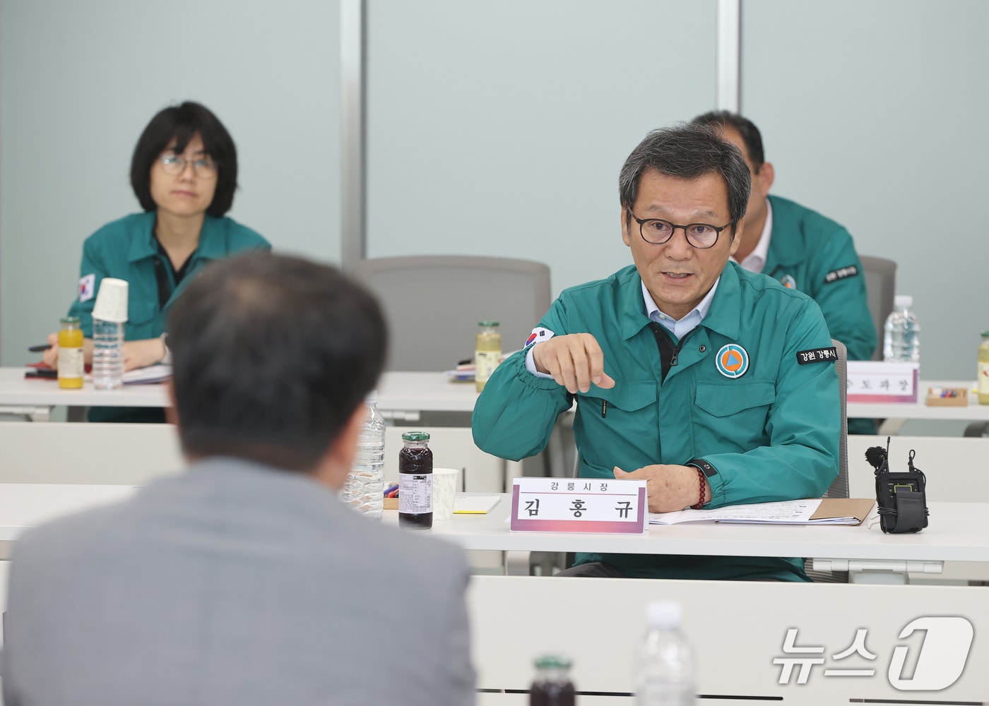 김홍규 강원 강릉시장이 11일 한병도 국회 예산결산특별위원장을 초청해 항구적 가뭄 대책을 위한 국비 지원을 건의했다.(강릉시 제공, 재판매 및 DB 금지) 2025.9.11/뉴스1