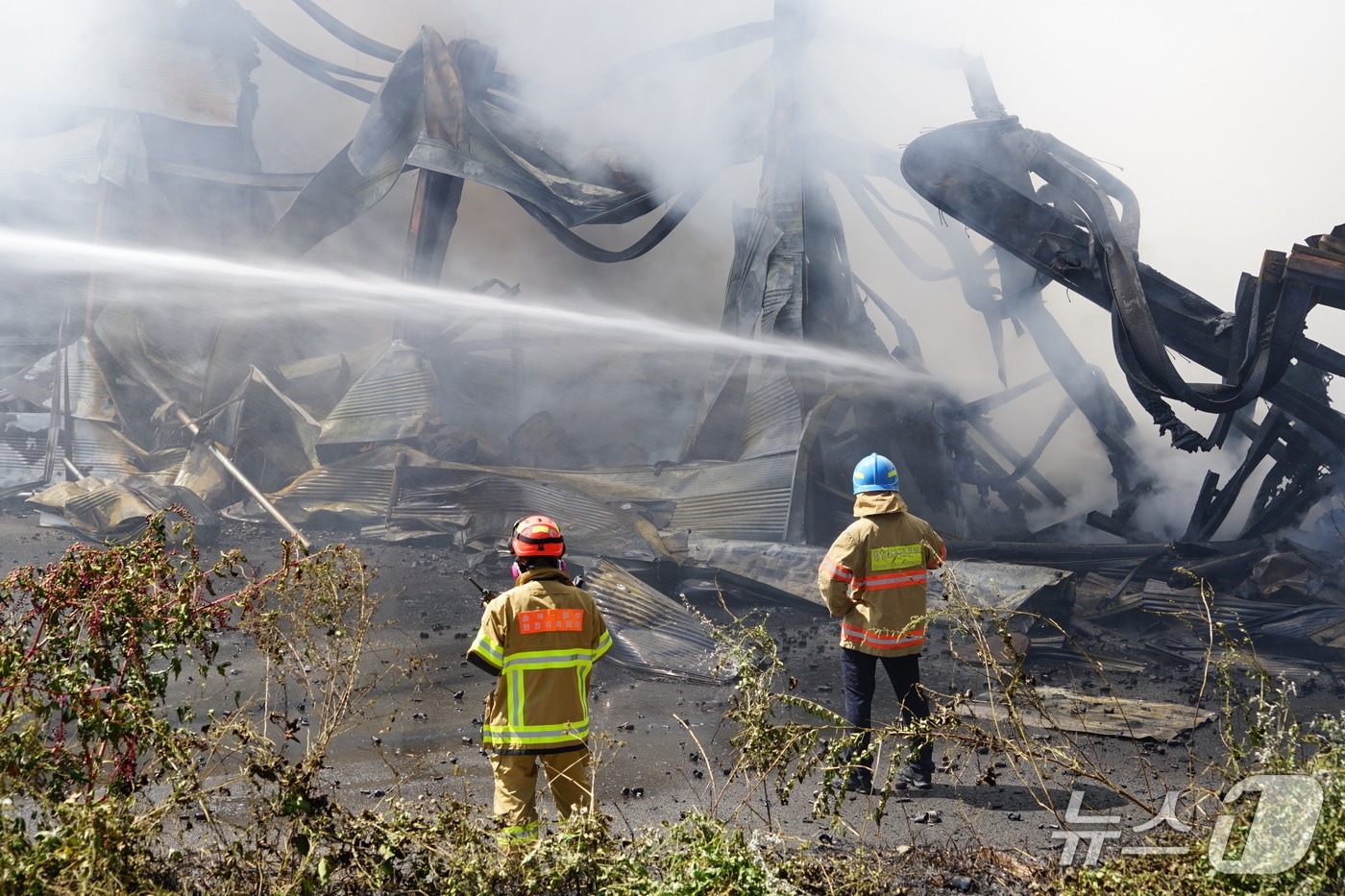 음성군 금왕읍 전자제품 공장 창고 화재 진화 모습.(음성소방서 제공. 재판매 및 DB금지)/뉴스1