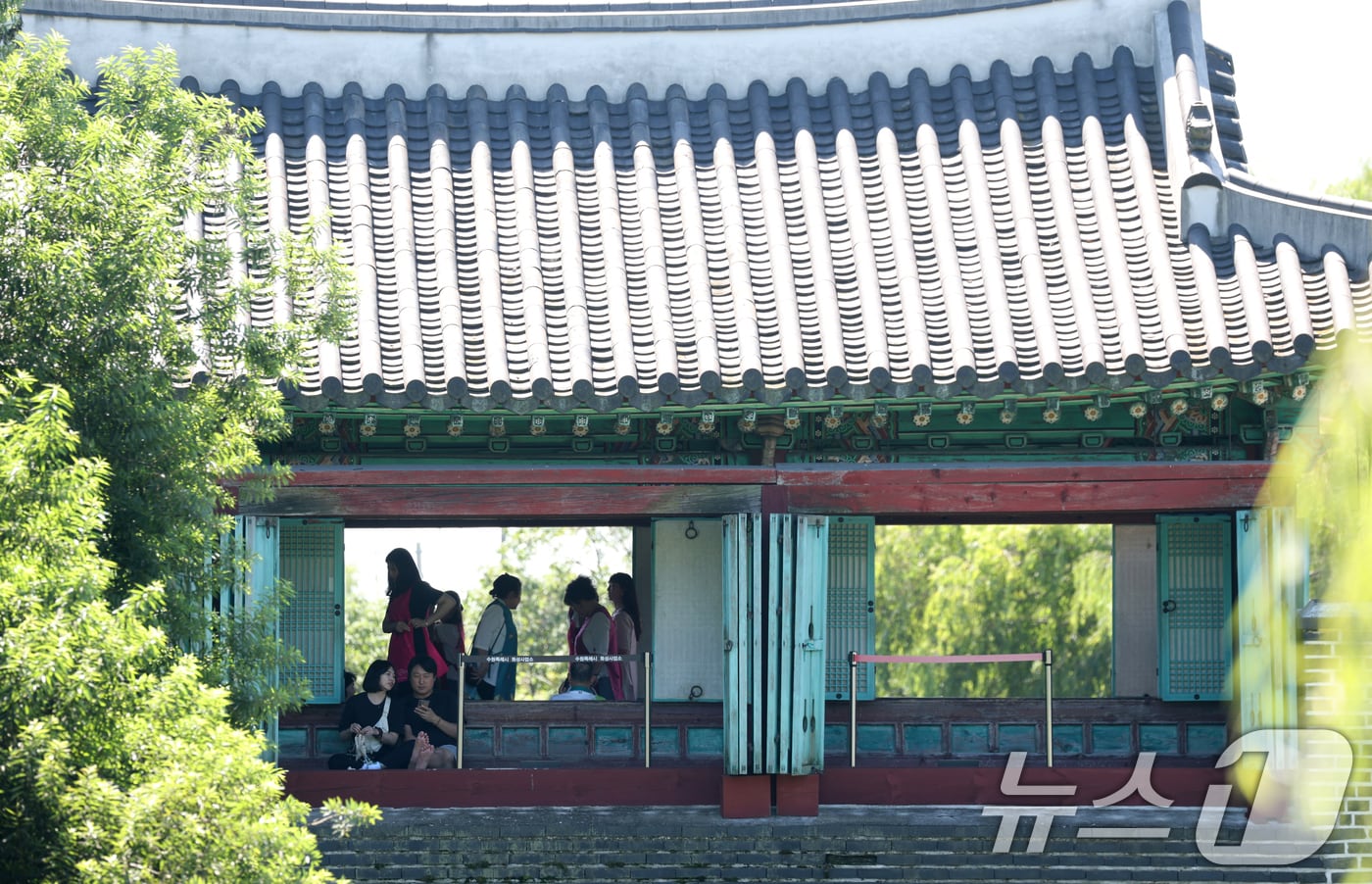 맑고 화창한 날씨를 보인 11일 오후 경기 수원시 팔달구 수원화성 화홍문에서 시민들이 휴식을 취하고 있다. ⓒ News1 김영운 기자