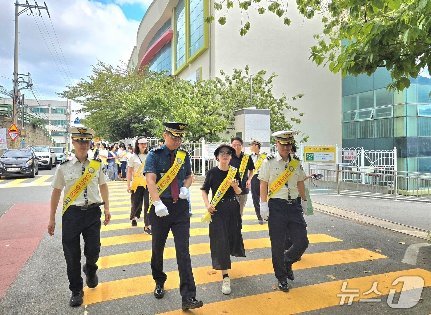 11일 오전 수영구 수미초등학교 앞 사거리에서 부산 수영경찰서가 유관기관과 함께 개학기 맞이 교통안전 캠페인을 실시하고 있다.(부산 수영경찰서 제공. 재판매 및 DB 금지)