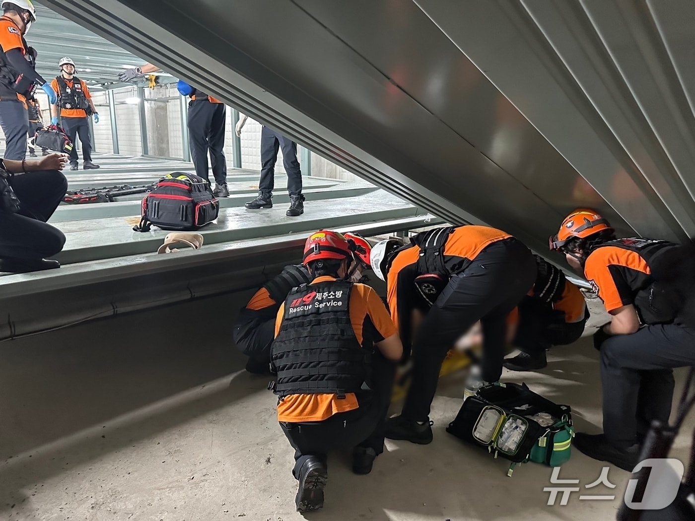11일 오후 제주시 연동 한 기계식 주차장에서 작업자 3명이 추락해 구조작업이 진행 중이다.(제주도소방안전본부 제공. 재판매 및 DB 금지)