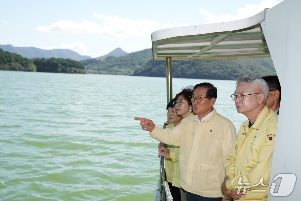 11일 전북도의회 농업복지환경위원회가 옥정호를 방문해 녹조 현황을 점검하고 있다.(의회제공. 재판매 및 DB금지)2025.9.11/뉴스1