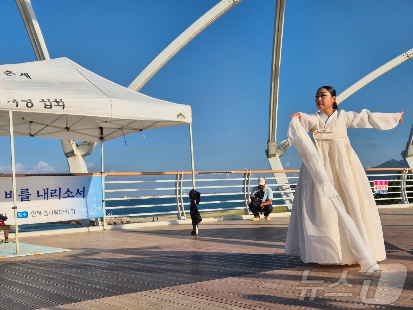 최근 극심한 가뭄을 겪고 있는 강원 강릉 병산동 남항진 솔바람다리에서 11일 안목어촌계가 주관한 용신기우제가 열리고 있다. 용굿이라도 불리는 용신기우제는 강릉지역에서 예년부터 가뭄이 들면 하던 전통 민속 신앙 행사다. 가뭄으로 재난사태가 선포된 강릉의 이날 주 취수원 저수율은 11.8%로 전날 12%보다 0.25%p 떨어졌다. 2025.9.11/뉴스1 ⓒ News1 윤왕근 기자